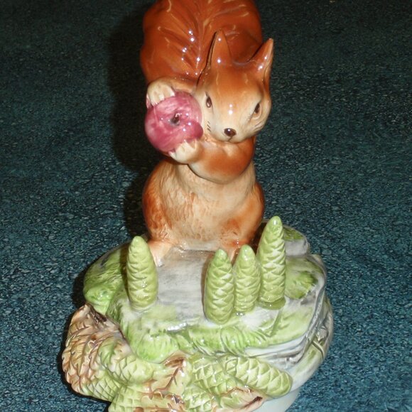 1978 Beatrix Potter "Squirrel Nutkin" Music Box Figurine Raindrops Keep Falling - Picture 3 of 9